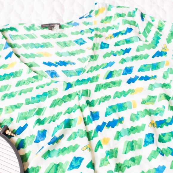 Vince Camuto | Watercolor Green Long Sleeve Blouse - Picture 4 of 5